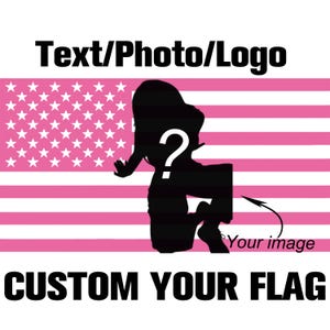 Puede incluir: Un diseño de bandera personalizado con un fondo de bandera americana rosa y blanco. Una silueta negra de una persona se superpone con un signo de interrogación blanco. El texto "Text/Photo/Logo" y "CUSTOM YOUR FLAG" están en negro.