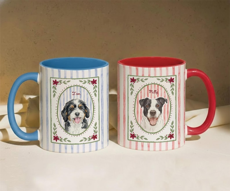 Puede incluir: Dos tazas de cer&aacute;mica con retratos de perros. La taza izquierda tiene un asa e interior azul con rayas azules y el retrato de un perro llamado Tom. La taza derecha tiene un asa e interior rojo con rayas rojas y el retrato de un perro llamado Milly.