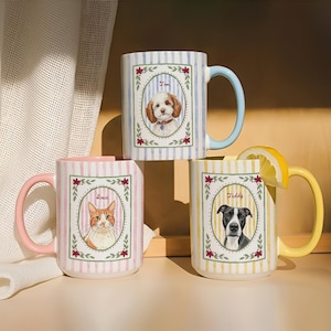 Puede incluir: Tres tazas de cer&aacute;mica con rayas verticales y retratos ovalados de mascotas. La taza superior tiene un asa azul claro y un perro llamado Tim. La taza inferior izquierda tiene un asa rosa y un gato llamado Rose. La taza inferior derecha tiene un asa amarilla, una rodaja de lim&oacute;n y un perro llamado Teddy.