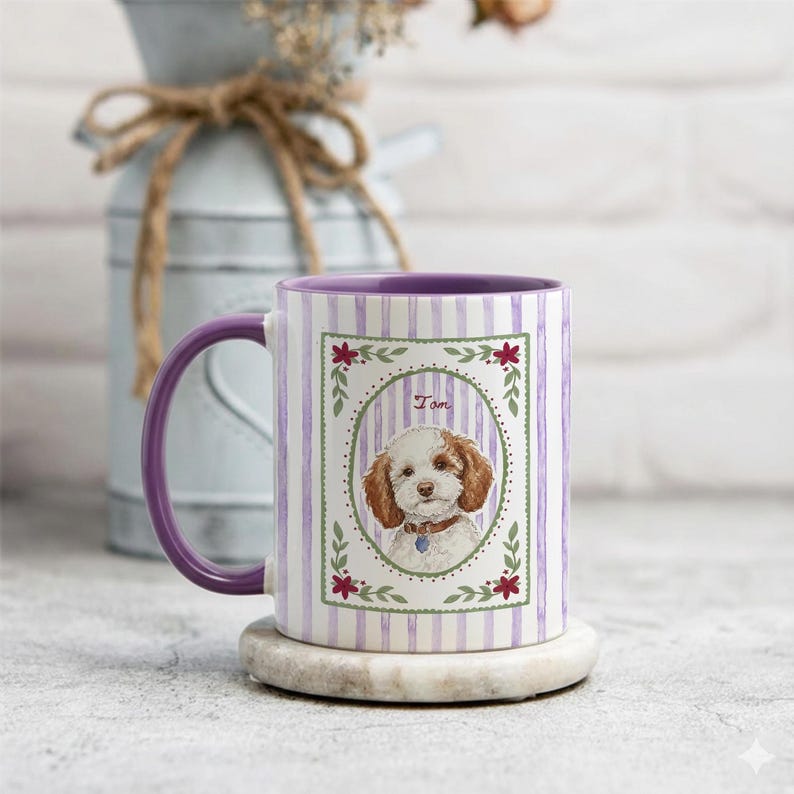 Puede incluir: Una taza de cer&aacute;mica con asa e interior de color morado, con un patr&oacute;n de rayas verticales de color morado claro. El centro muestra un marco ovalado con hojas verdes y flores rojas, que encierra una ilustraci&oacute;n en acuarela de un perro y el nombre Tom.