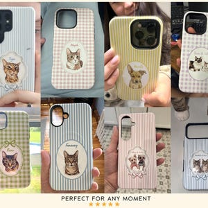 Op de afbeelding: Een collectie van acht smartphonehoesjes met diverse patronen, waaronder verticale strepen en vichy-ruitjes. Elk hoesje heeft een centraal ovaal kader met een aangepaste illustratie van een huisdier, soms voorzien van een naam.