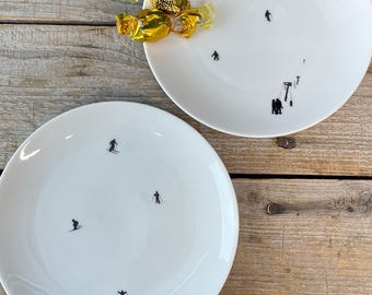 Skifahrer Mini-Teller-Set (2 Stk.), schneeweiß mit handgearbeiteten Siebdruckapplikationen;