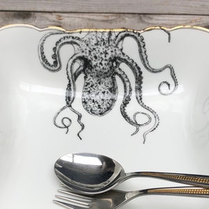 Bol en forme de pieuvre, d'environ 20 cm de diamètre, orné d'un motif sérigraphié à la main sur de la porcelaine vintage de haute qualité ; parfait pour les fêtes, les vacances et les intérieurs chaleureux.