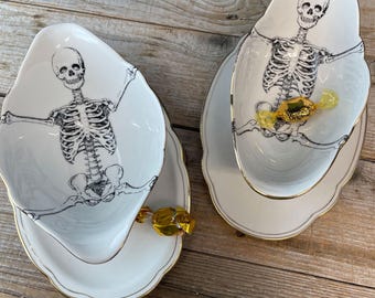 Sauciere “Sarg", ø ca. 21 cm, von Hand bedrucktes Vintageporzellan, für Halloween-, Gothic- und Gruselfreunde!