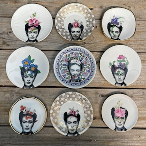 Mini plato "Frida Kahlo", de porcelana con decoración floral y dorada con aplique serigrafiado hecho a mano; para mesa de comedor o como contenedor para guardar joyas