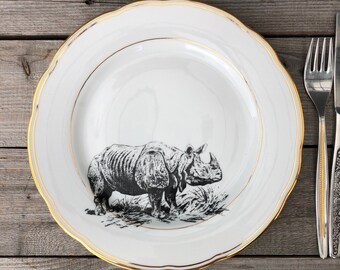 Speiseteller “Nashorn", handbedrucktes Vintageporzellan mit Goldrand; ø 24cm