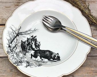 Soup/pasta plate “Wolves”, approx. 24 cm in diameter, porcelain with gold rim and hand-printed screen-printed motif; gift for animal and nature lovers