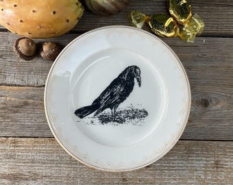 kleiner Rabe-Teller, ø ca. 10cm, Vintageporzellan mit Goldrand, handgemachtes Siebdruckmotiv;