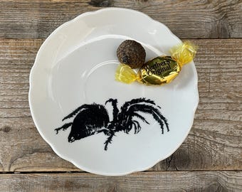 Mini-Spinnen-Teller, ø 11,5 cm; Vintageporzellan Unterteller mit handgefertigten Siebdruckprint; Geschenk für Zuhause, Halloween, Gothic
