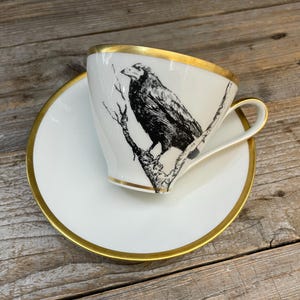 Raben-Tasse, Vintageporzellan mit Goldrand und handgemachten Siebdruckmotiven;