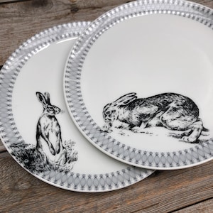 2 Hasen-Teller, von Hand bedrucktes Vintageporzellan, ø ca. 19cm;