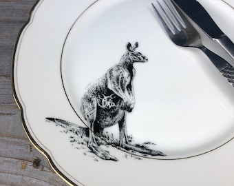 Teller "Kanguruh", Vintageporzellan mit Goldrand & handgearbeitetes Siebdruckmotiv; ø 24cm
