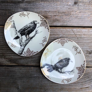 raven plate (mini), porcelain with goldrim and handmade silkscreen print; gift for home, decoration, homeware, Halloween