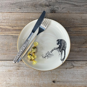 モンキープレート、直径 19 cm、金縁の手刷りヴィンテージ磁器。