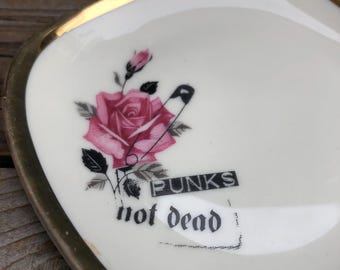 Punk Porzellan, von Hand bedrucktes Vintageporzellan; Miniteller, Schmuckaufbewahrung, Statement-Geschenk für beste Freunde