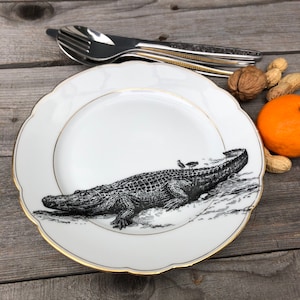 Kuchenteller &quot;Krokodil&quot;, 20cm, Porzellan weiß mit Goldrand und handgearbeitetes Siebdruckmotiv;