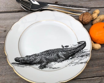 Kuchenteller "Krokodil", 20cm, Porzellan weiß mit Goldrand und handgearbeitetes Siebdruckmotiv;