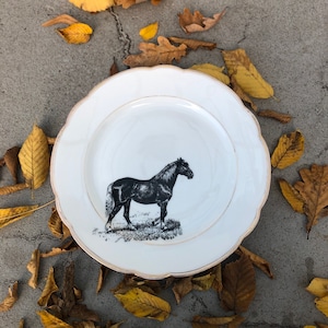 Plate, &quot;Horse&quot;, 24cm, antique porcelain with goldrim and handmade silkscreen print; for dining or as wall deco, gift für horseriding people