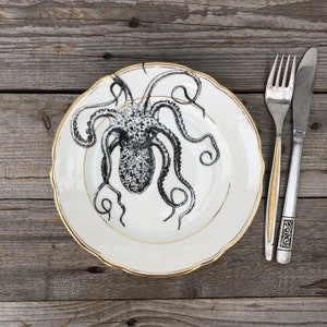 porcelainplate octopus, vintage with goldrim and handprinted motiv. A perfekt gift in summerholidays, family, friends; dining & decoration