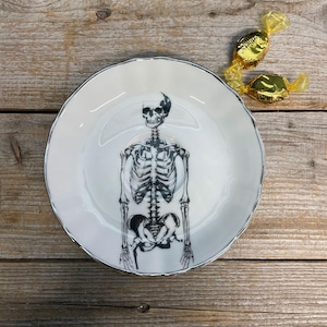 Mini-Teller "Skelett", ø 14-15cm, Porzellan mit Goldrand und handgemachtes Siebdruckmotiv;