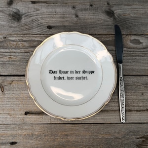 Saying plate &quot;The fly in the ointment&quot;, porcelain with gold rim (vintage) and hand-printed saying; for pedants, critics and pessimists