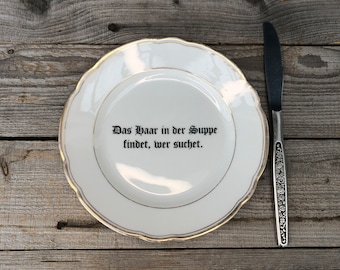Spruchteller "Das Haar in der Suppe", Porzellan mit Goldrand (Vintage) und handgedruckter Spruch; für Pedanten, Kritiker und Pessimisten