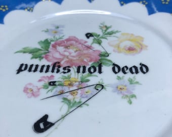 Punks not dead-plate, Vintageporclain floral with Goldrim & handmade Silkscreenapplications; wallplate or for breakfast, snack, lunch
