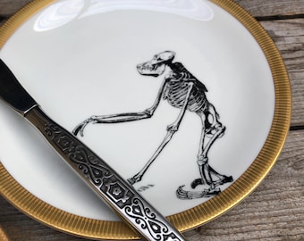 "Monkey Skeleton" plate, approx. 20 cm, porcelain with gold rim and screen-printed motif; Gothic gift for Halloween, anatomy, skeletons, animals
