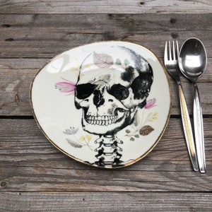 Porcelain plate "Skull", 20 cm, kidney shape with 50ies decor and gold rim, hand-printed motif, table decoration, Gothic, Halloween, gift