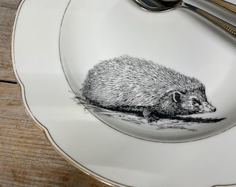 Pasta/Suppenteller "Igel", bedrucktes Vintageporzellan mit Goldrand, ø ca. 24cm;