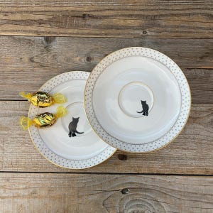 2 zwarte kattenbordjes, porselein met gouden rand, 12-14 cm & handgemaakt zeefdrukmotief;