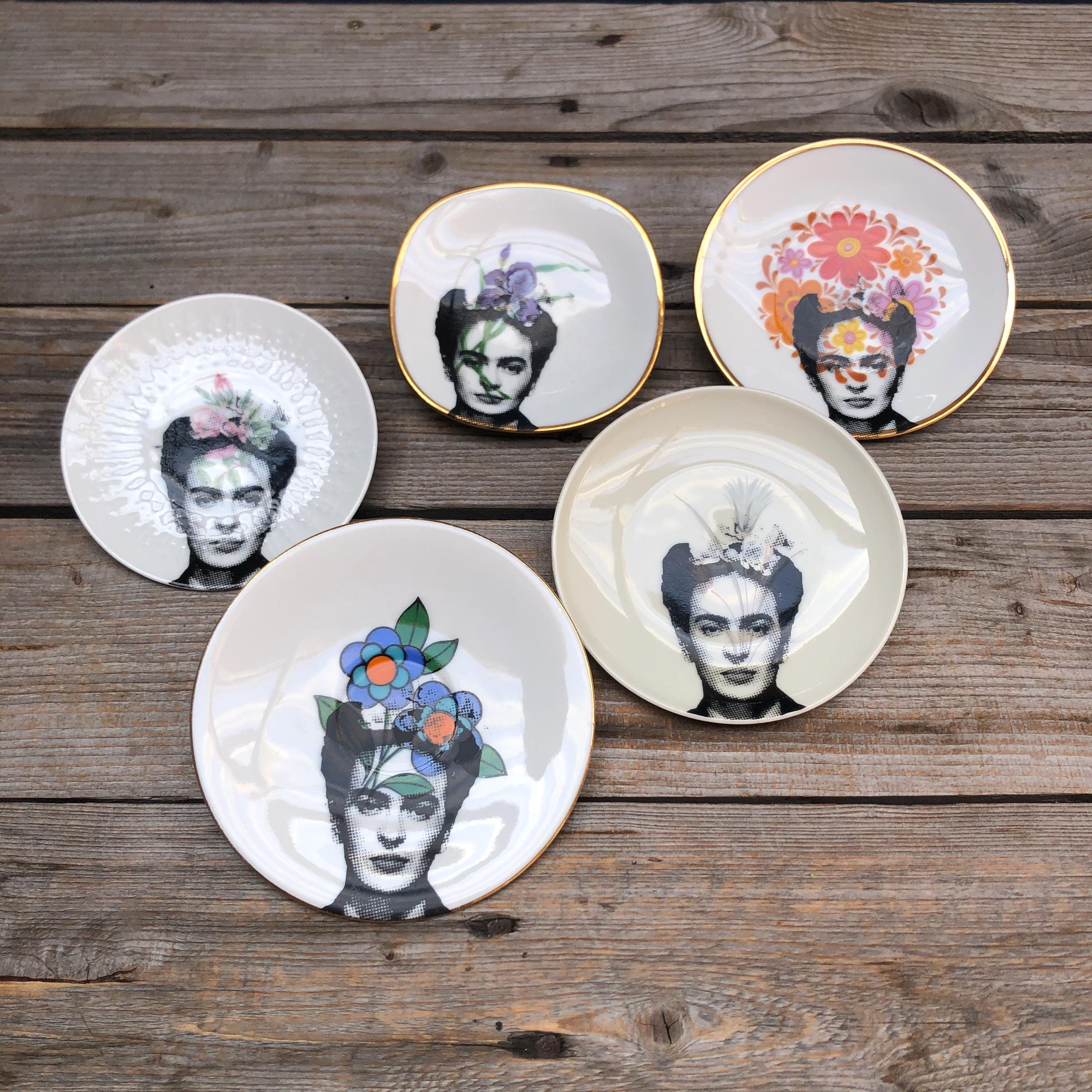 フリーダ・カーロ 陶器花瓶 フリーダ カーロの花瓶、花の装飾と手作りのスクリーン印刷が施された