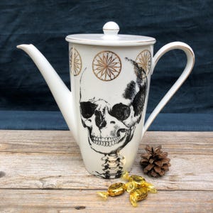 "Skull" koffiepot, porselein met handbedrukte schedel; een cadeau voor gothic-, anatomie- en horrorfans!