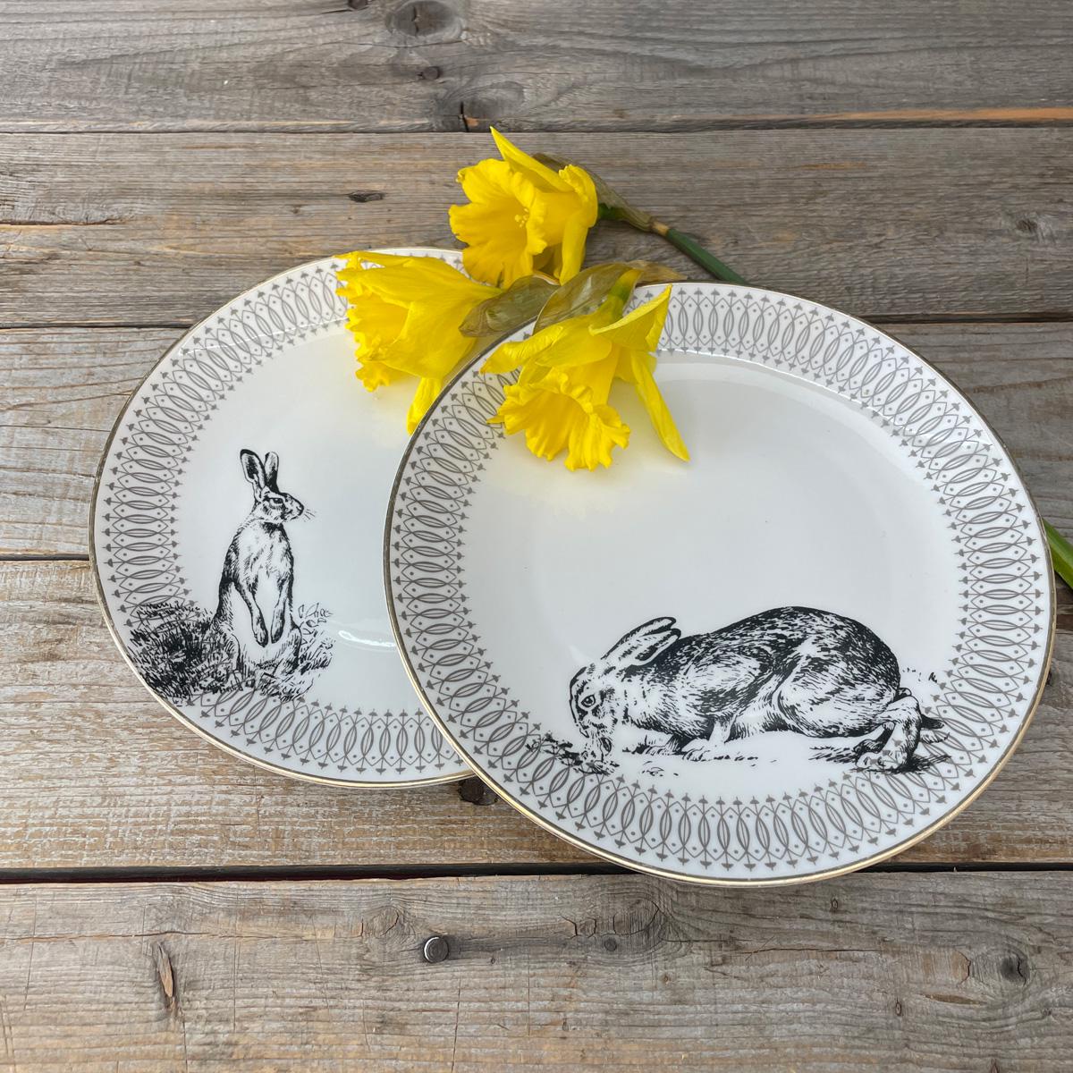 Set di piatti a forma di coniglietto pasquale (2 pezzi), piatti in porcellana stampati a mano con decoro retrò (vintage); - Italia