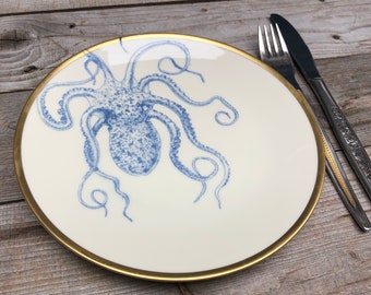 Tintenfisch-Teller maritimblau, Porzellan von Hand bedruckt, Vintage mit Goldrand, ø19cm; Sommergeschenk, Fische, Strand, Meer, Urlaub