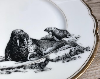 Walross-Teller, bedrucktes Vintageporzellan mit Goldrand, ø ca. 24cm;