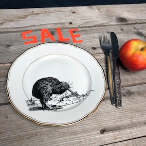 Porcelainplate &quot;kiwi&quot;, 20cm, white with Goldrim, Vintageporcelain with handmade Silkscreen Print