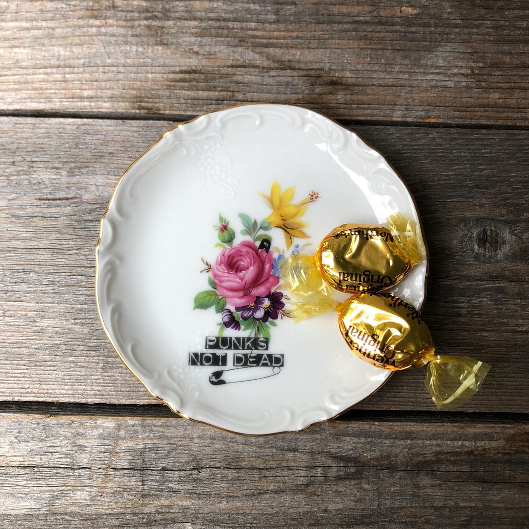パンクス・ノット・デッド、バラの装飾が施された小さなヴィンテージ