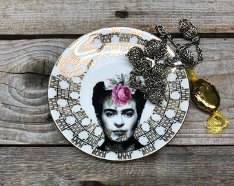 フリーダ カーロの花瓶、花の装飾と手作りのスクリーン印刷が施された