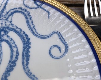 直径約 20 cm の青と金の縁取りのタコ皿。食卓や壁掛け用の皿として
