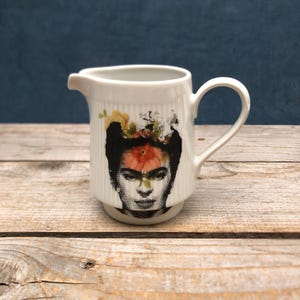 Jarrón Frida Kahlo, porcelana vintage con decoración floral y aplique serigrafiado a mano; regalo para el hogar, para tu novia, para la sala de estar, primavera