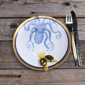 Assiette en forme de pieuvre, bordée de bleu et d'or, d'environ 20 cm de diamètre ; pieuvre bleue pour la table à manger ou comme assiette murale, pour la décoration intérieure et comme cadeau !