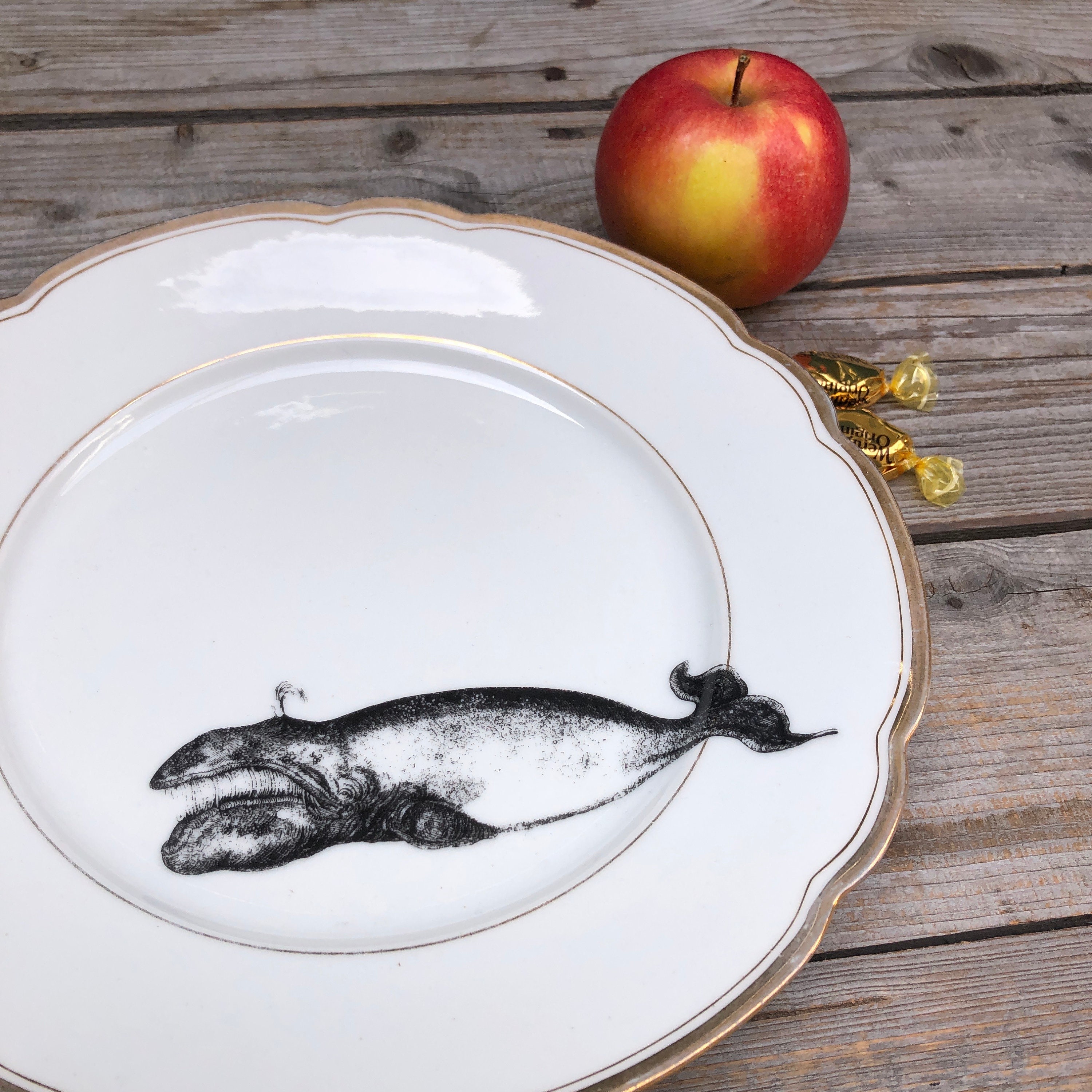 クジラの皿、約 24 cm、金縁の手描きプリントのヴィンテージ磁器