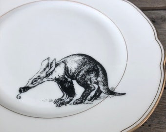Porzellanteller „Erdferkel“, ø ca. 20cm Vintagegeschirr mit Goldrand und handgedrucktem Motiv für das eigene Zuhause oder zum Verschenken!
