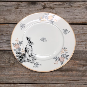 Porzellanteller “Hase", ø ca. 19cm, Vintageporzellan Wiese mit Goldrand, handgemachtes Siebdruckmotiv; Geschenk für Ostern, Frühjahr, Garten