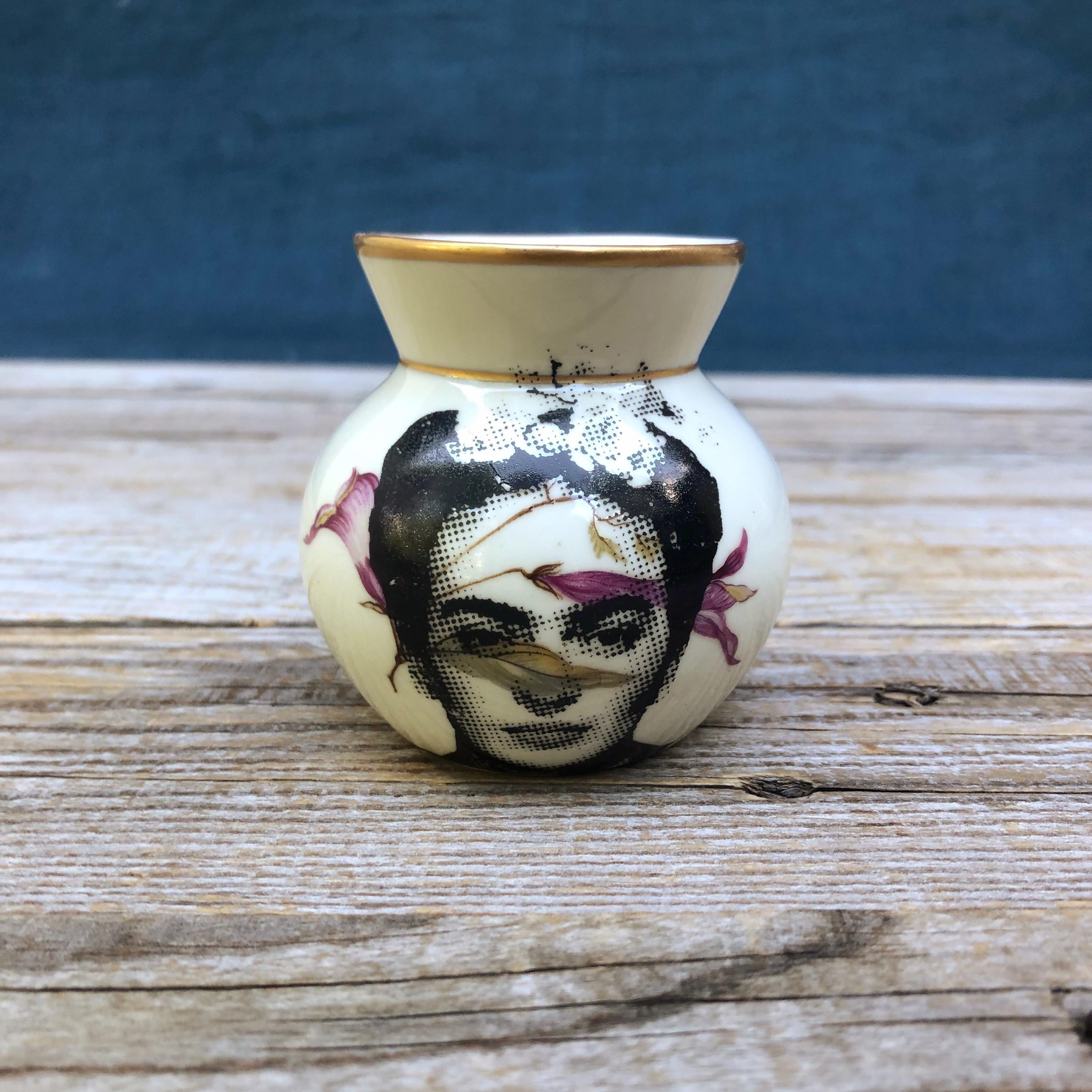 フリーダ カーロの花瓶、花の装飾と手作りのスクリーン印刷が施された