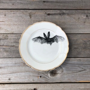 "Fladdermus"-tallrik, ca 20 cm i diameter, vintageporslin med guldkant, handgjort screentryckt motiv; Gotisk, mörk, nattlig och Halloween