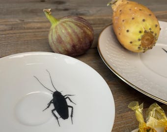 Kakerlaken Porzellan, Unterteller weiß mit handgedruckten Siebdruckmotiv; Halloween Geschenk, Essgeschirr, Tisch- & Wandschmuck