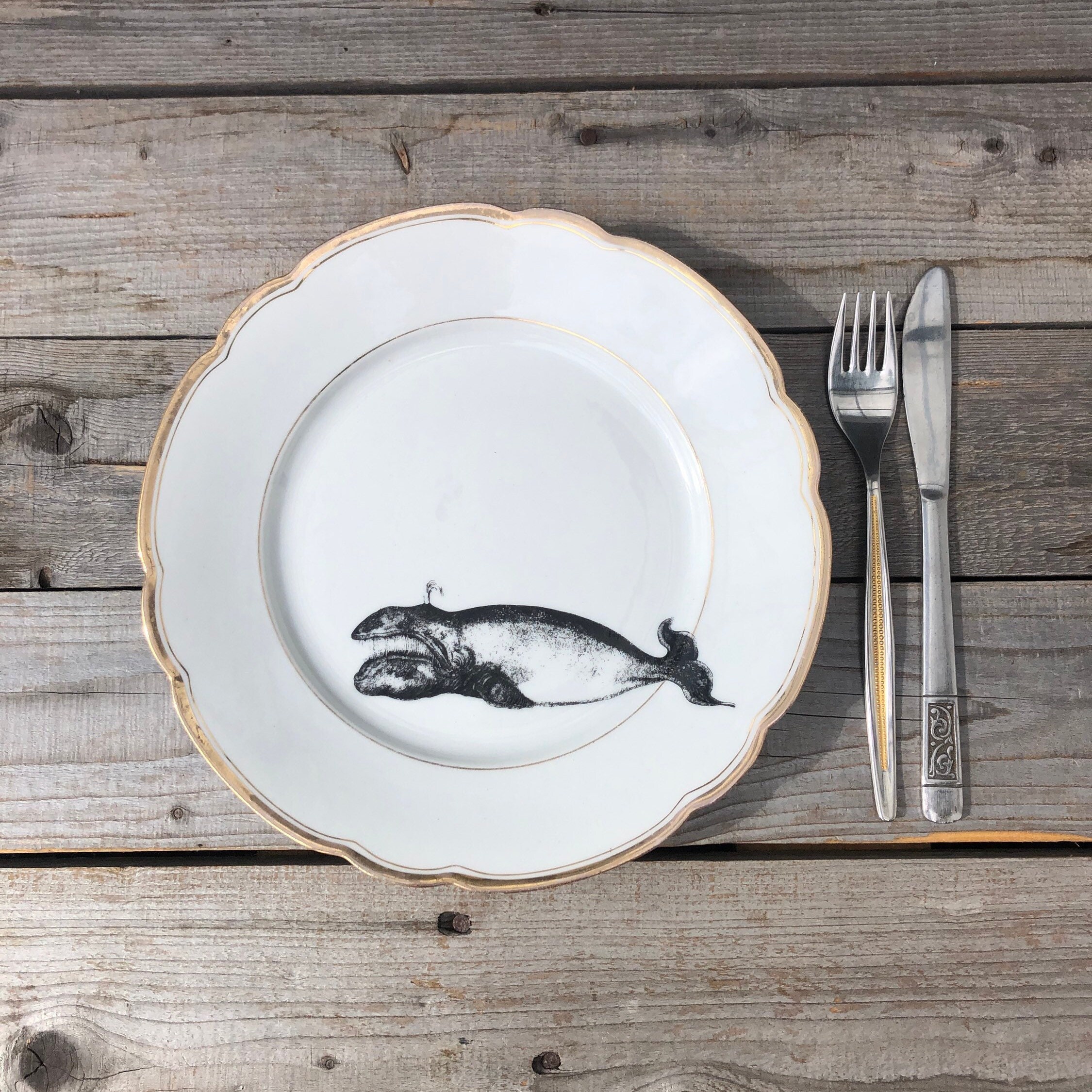 クジラの皿、約 24 cm、金縁の手描きプリントのヴィンテージ磁器