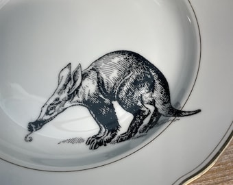 Porzellanteller „Erdferkel“, Vintagegeschirr mit Goldrand und handgedrucktem Motiv, ø ca. 24cm für Suppe/Pasta